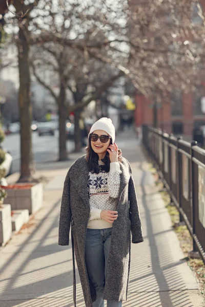 Élégante fille marcher dans une ville d'hiver. Femme en pull tricoté blanc. Belle dame aux cheveux foncés. — Photo