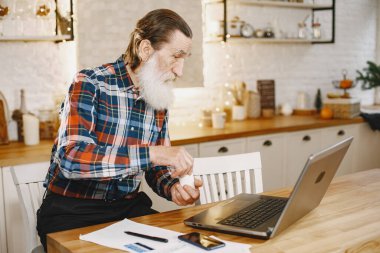 Masada oturan kıdemli bir adam.