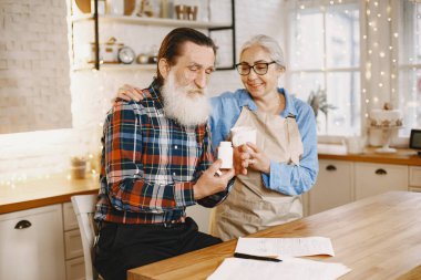 Son sınıf çifti mutfakta çayla oturuyor.