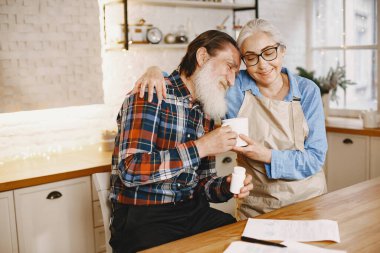Son sınıf çifti mutfakta çayla oturuyor.