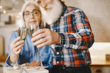 Mutfakta hediyeleri olan yaşlı bir çift.