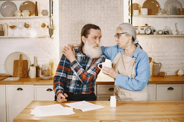 Son sınıf çifti mutfakta çayla oturuyor.