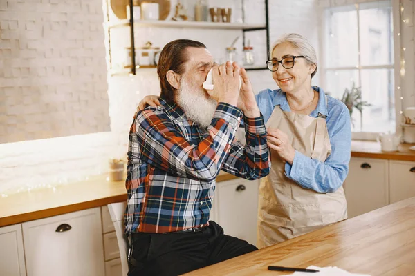 Son sınıf çifti mutfakta çayla oturuyor.