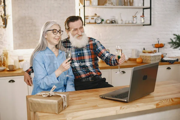 Mutfakta hediyeleri olan yaşlı bir çift.