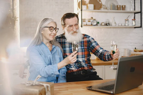 Mutfakta hediyeleri olan yaşlı bir çift.