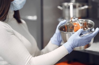 Kadın dükkandan yemek alıyor.