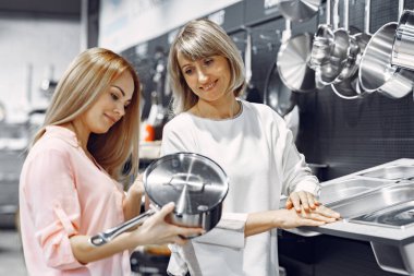 Kadın dükkandan yemek alıyor.