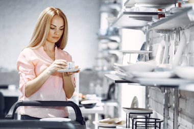 Pembe bluzlu kadın dükkandan yemek alıyor.