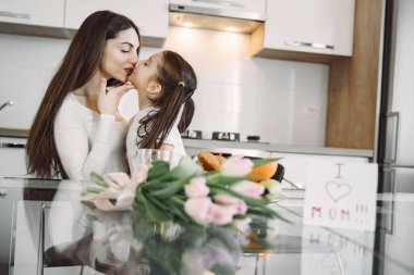 Anne ve kızı evde.