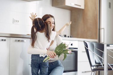 Anne ve kızı evde.