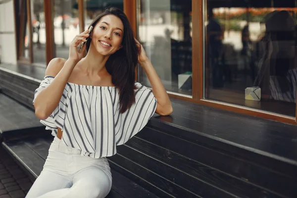 Mode zakenvrouw in een zomer stad — Stockfoto