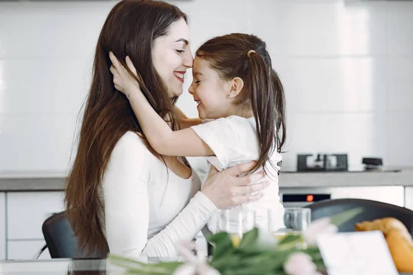 Madre con hija en casa — Foto de Stock