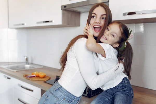 Madre e hija se divierten en casa — Foto de Stock