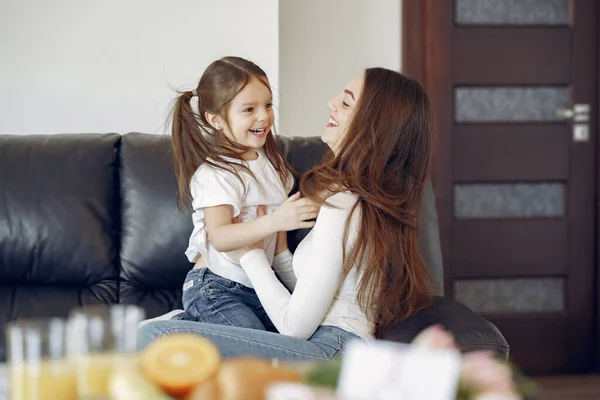 Mutter und kleine Tochter haben Spaß zu Hause — Stockfoto