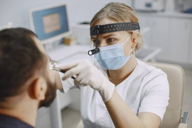 Otolaryngologist tıbbi muayene prosedürüne hazırlanıyor.