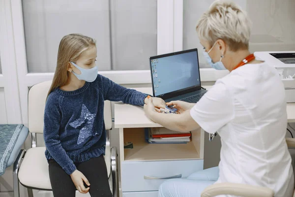 Feliz niña en el médico para un chequeo —  Fotos de Stock