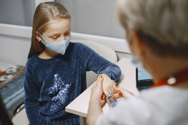 Feliz niña en el médico para un chequeo — Foto de Stock