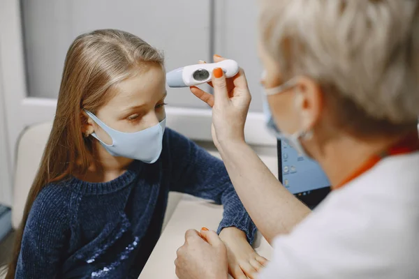 Feliz niña en el médico para un chequeo — Foto de Stock