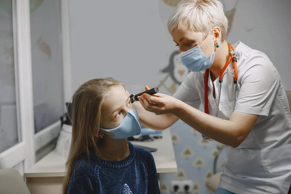 Szczęśliwa dziewczynka u lekarza na kontrolę. — Zdjęcie stockowe