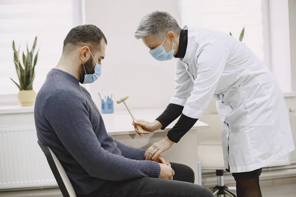 Médico falando com seu paciente masculino no escritório — Fotografia de Stock