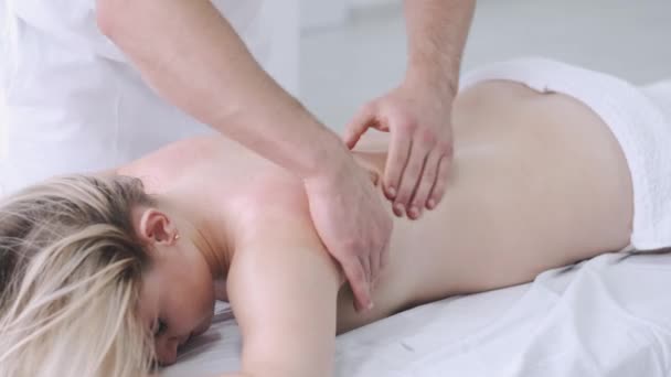 Muž masér dělá terapeutické masáže pro ženu — Stock video