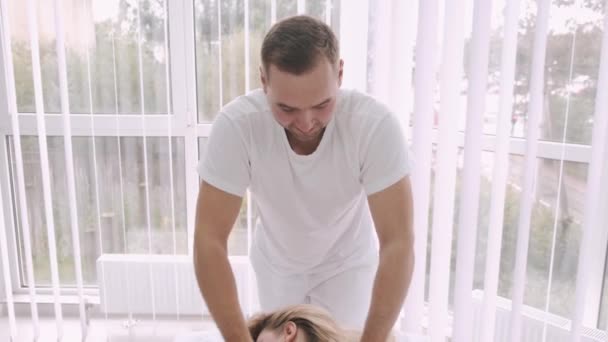 Чоловічий масажист робить терапевтичний масаж для жінки — стокове відео