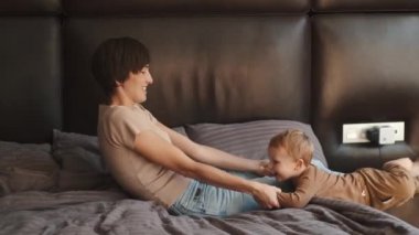 Mutlu anne ve küçük oğlu evde yatıp eğleniyor.