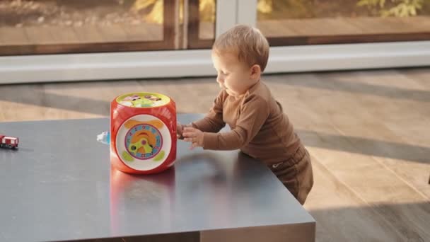 Anya és kisfia nevetnek és oktatási játékokat játszanak otthon a padlón ülve. — Stock videók