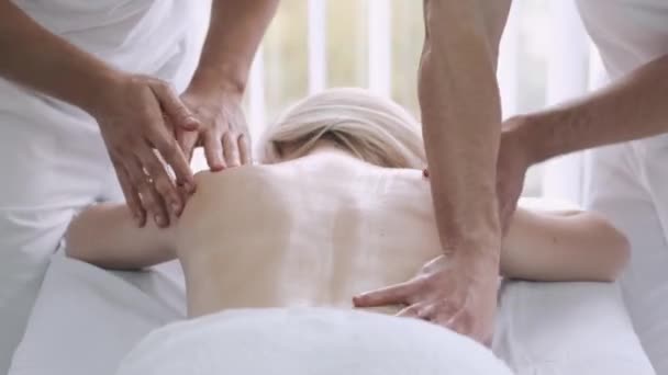 Profesjonalny masażysta masujący kobietę w klinice — Wideo stockowe