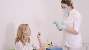 Doktor kan testinden sonra hastayla konuşuyor.