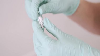 Doktor elinde COVID 19 Coronavirus aşısı tutuyor.