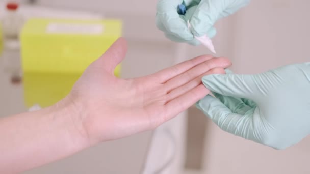 Un trabajador de la salud haciendo análisis de anticuerpos en sangre entera con el dedo — Vídeos de Stock