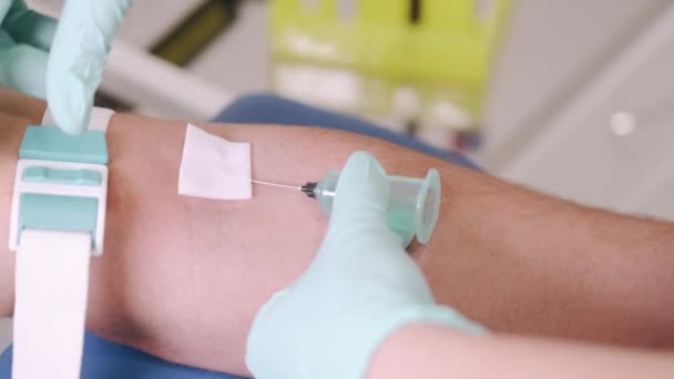 Il medico effettua il campionamento del sangue per l'analisi dalla vena dei pazienti — Video Stock