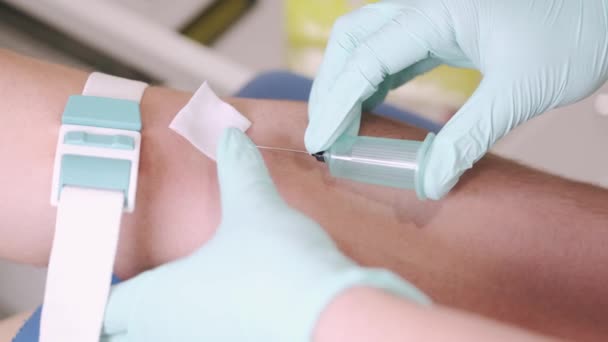 Лікар робить відбір крові для аналізу з боку пацієнтів вени — стокове відео