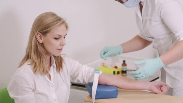 Le médecin fait un prélèvement sanguin pour l'analyse de la veine des patients — Video