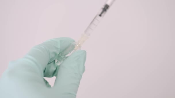Arzt hält COVID 19 Coronavirus-Impfstoff in der Hand — Stockvideo