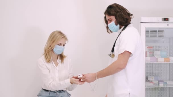 Arzt misst Pulsfrequenz und Sauerstoffgehalt mit Pulsoximeter — Stockvideo
