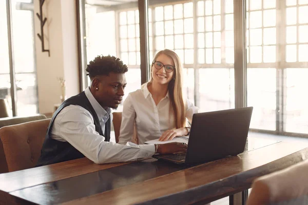 Snygga människor som arbetar på ett kontor och använder laptopen — Stockfoto