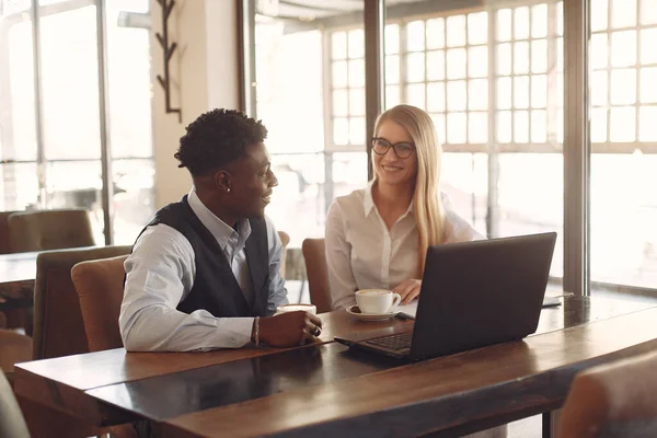 La gente elegante che lavora in un ufficio e usa il computer portatile — Foto Stock