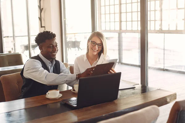 Snygga människor som arbetar på ett kontor och använder laptopen — Stockfoto