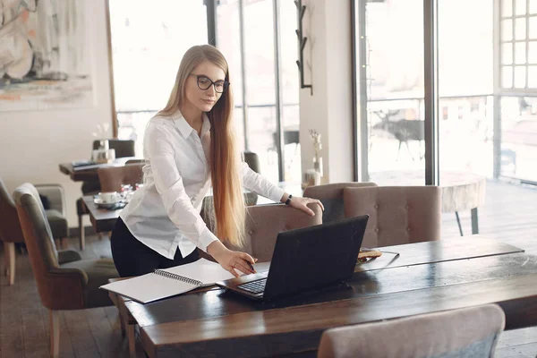 Üzletasszony ül az asztalnál egy laptoppal — Stock Fotó