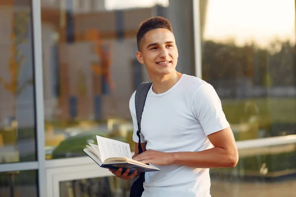 Student w kampusie uniwersyteckim z książkami — Zdjęcie stockowe