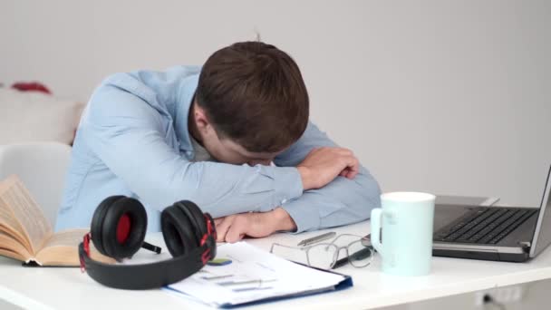 Молодой грустный и депрессивный бизнесмен, работающий подавленный и разочарованный на ноутбуке компьютерный стол чувствует себя расстроенным — стоковое видео