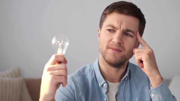 Man found excellent idea, striked with good plan, raise index finger in eureka lightbulb gesture — Stock Video