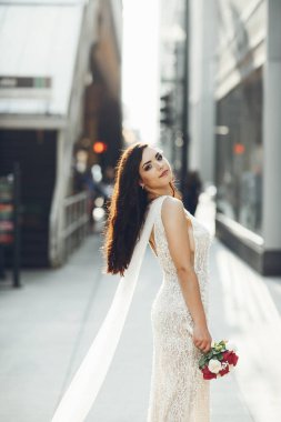 Şehirde zarif bir gelin.