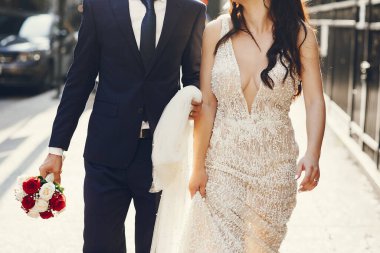 Bir şehirde düğün.