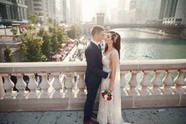 Bir şehirde düğün.