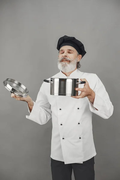 Chef en uniforme blanco sobre fondo gris — Foto de Stock