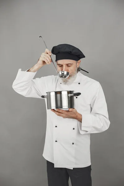 Chef en uniforme blanco sobre fondo gris — Foto de Stock