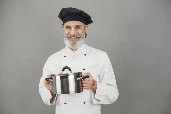 Chef en uniforme blanco sobre fondo gris — Foto de Stock